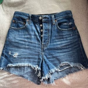 Levi’s Ribcage High Waisted Shorts Sz 28 NWOT